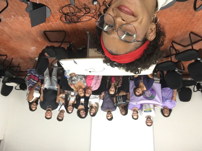 Mesa Redonda: Troca de Saberes do Samaúma Vivificante: o Bem-Viver e a Educação Feminina De(s)colonial Mesa Redonda: Troca de Saberes do Samaúma Vivificante: o Bem-Viver e a Educação Feminina De(s)colonial