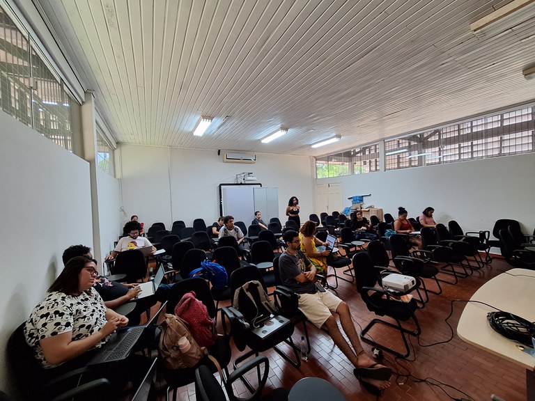 Palestra: Violências contra meninas negras: a intersecção entre raça e gênero e a importância da Lei 10.639/2003  Palestra: Violências contra meninas negras: a intersecção entre raça e gênero e a importância da Lei 10.639/2003