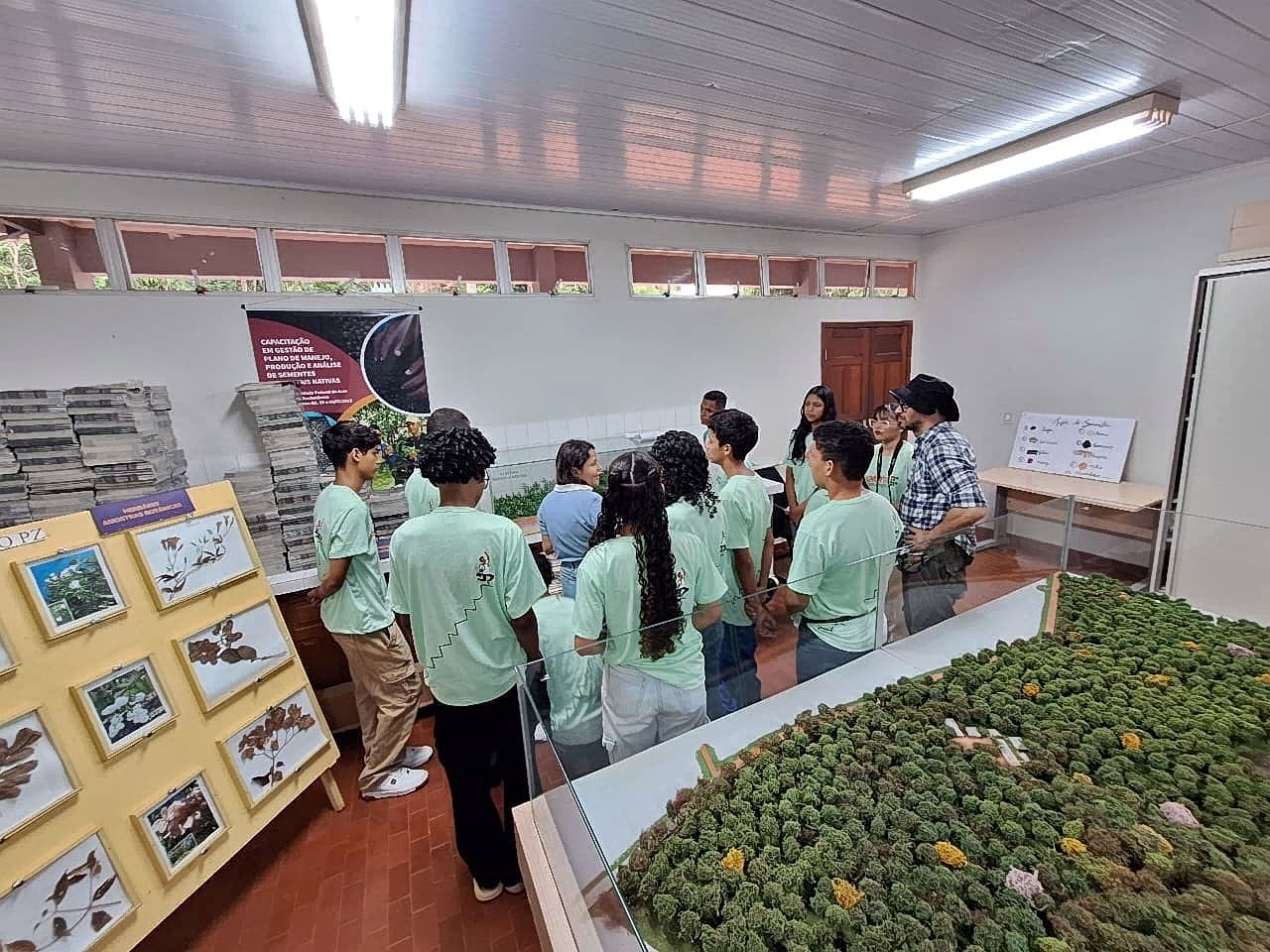 Jovens em visita da Educação Ambiental