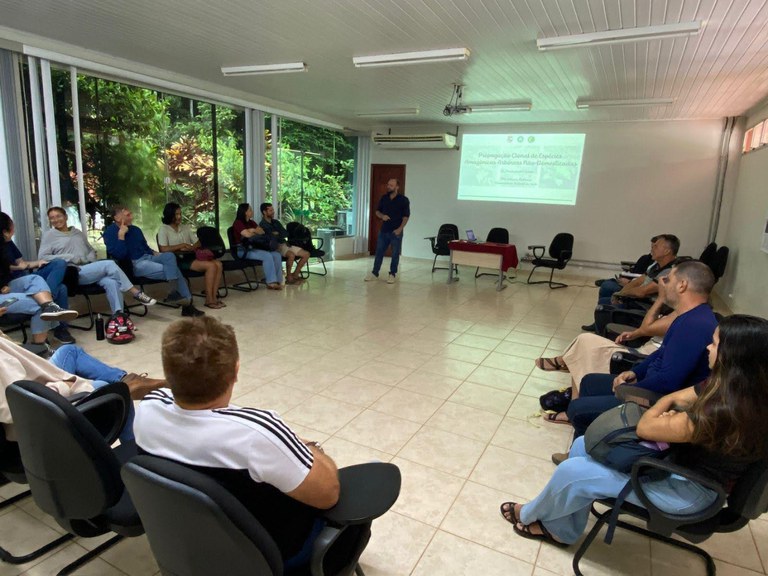 Comunidade acadêmica apresentando estudos.jpg