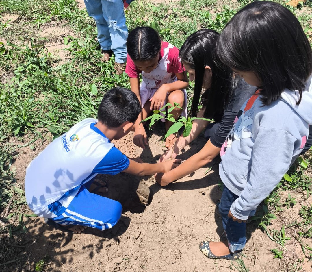 Mestrado da UFAC e Parque Zoobotânico realizam ação sobre mudanças climáticas em escola na Reserva Chico Mendes.