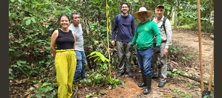 Plantio de enriquecimento em clareiras no Parque Zoobotânico.jpg Plantio de enriquecimento em clareiras no Parque Zoobotânico.jpg