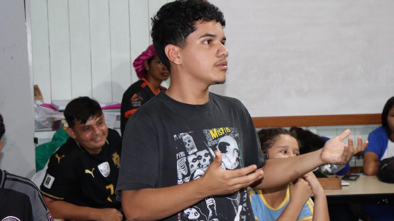 Para Keven, o audiovisual também pode ajudar a apresentar diferentes perspectivas sobre a vida na comunidade, especialmente as diferenças entre as gerações. Para Keven, o audiovisual também pode ajudar a apresentar diferentes perspectivas sobre a vida na comunidade, especialmente as diferenças entre as gerações.