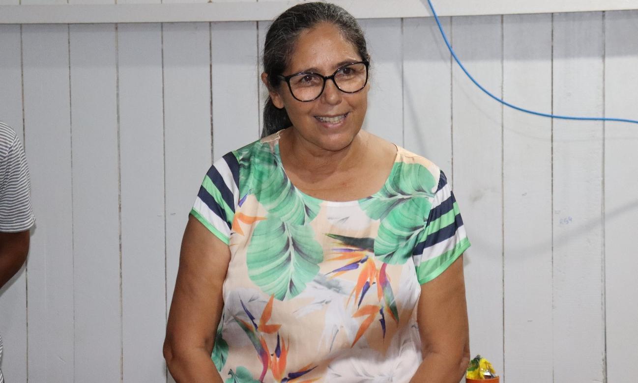 A pedagoga Socorro Siqueira destaca a importância da comunicação para que os jovens da comunidade expressem suas ideias.
