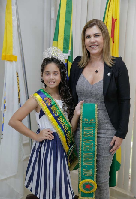 Reitora da Ufac recebe miss Acre mirim, estudante do CAP