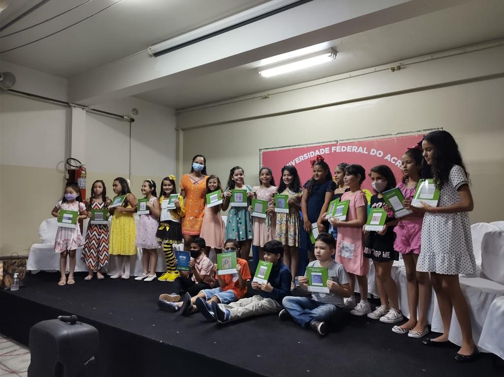 Alunos do CAp publicam livros e participam de tarde de autógrafos Alunos do CAp publicam livros e participam de tarde de autógrafos