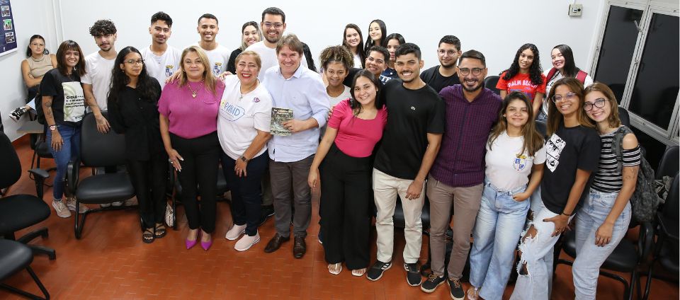 Pibid de LetrasPortuguês auxilia alunos da rede pública no Enem.jpg Pibid de LetrasPortuguês auxilia alunos da rede pública no Enem.jpg