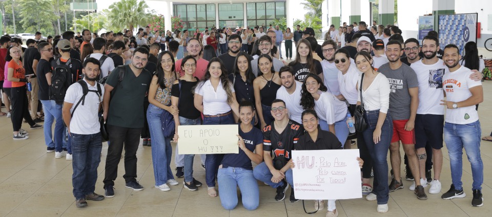Reitora da Ufac participa de ato em defesa da construção do HU Reitora da Ufac participa de ato em defesa da construção do HU