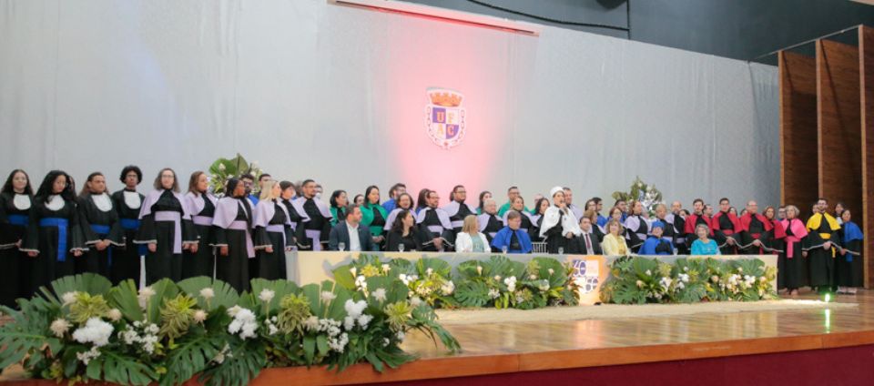 Em sessão solene, Ufac entrega Títulos de Doutor Honoris Causa.jpg Em sessão solene, Ufac entrega Títulos de Doutor Honoris Causa.jpg