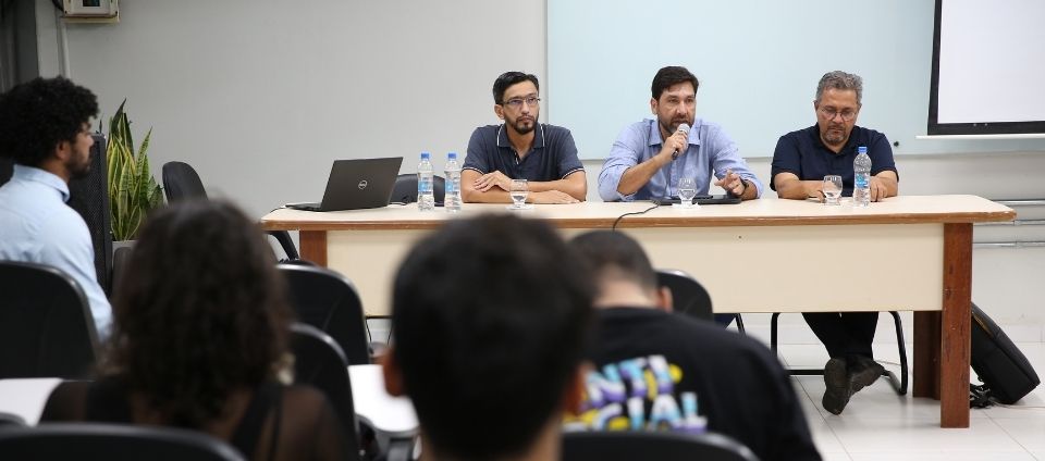 Mesa redonda.jpg Mesa redonda.jpg