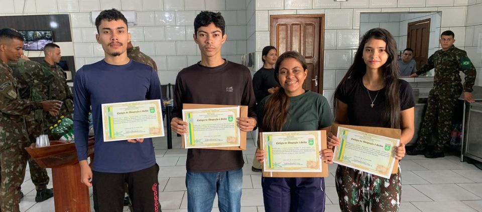 Em parceria com Exército, Ufac capacita alunos para desafios na selva (1).jpg Em parceria com Exército, Ufac capacita alunos para desafios na selva (1).jpg