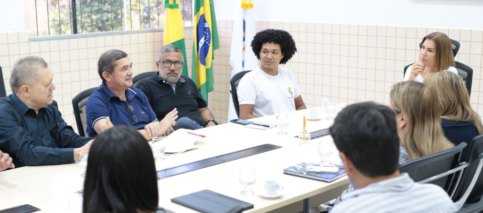 Reitora se reúne com organizadores da 6ª Expedição Geográfica.png Reitora se reúne com organizadores da 6ª Expedição Geográfica.png