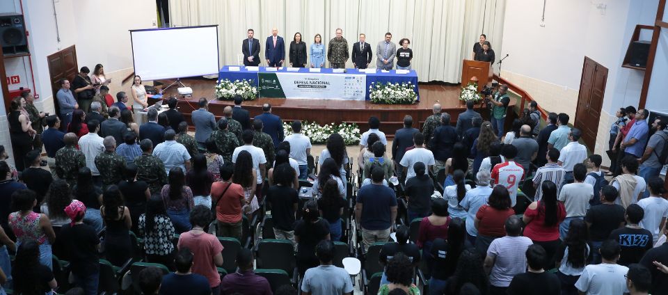 Simpósio na Ufac debate defesa nacional, fronteiras e migrações (1).jpg