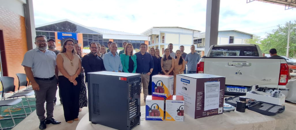 Ufac entrega equipamentos e veículo no campus Floresta, em CZS.jpg