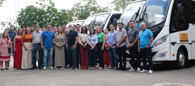 Ufac recebe 3 micro-ônibus por emenda do deputado Roberto Duarte