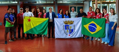 Atletas que participarão dos Jubs em GO recebem bandeira da Ufac