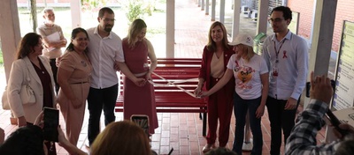 Bancos vermelhos na Ufac simbolizam luta contra feminicídio