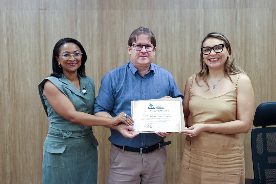 Curso de Farmácia-entrega de Menção Honrosa (2).jpg