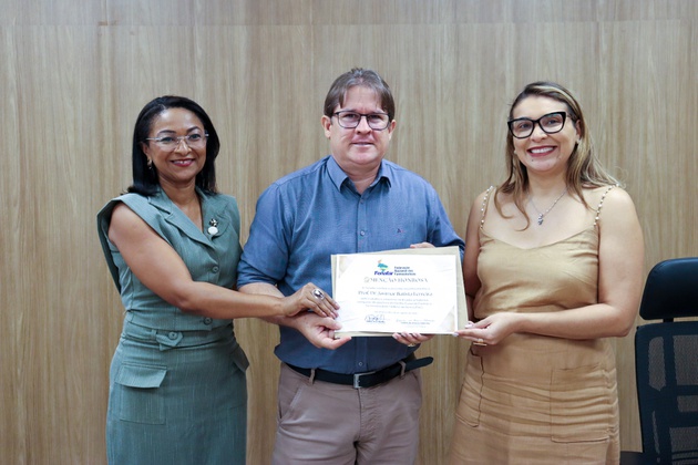 Curso de Farmácia-entrega de Menção Honrosa (2).jpg